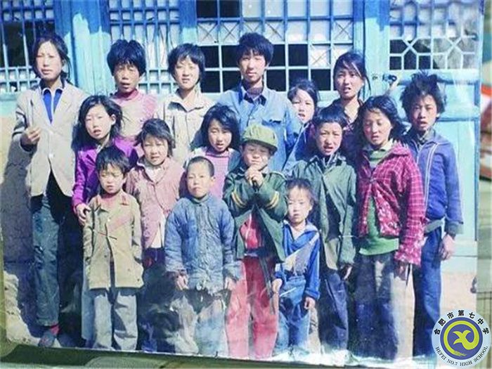 △“希望工程”受捐第一人張勝利（后排左四）接受“希望工程”資助時與小伙伴合影.jpg