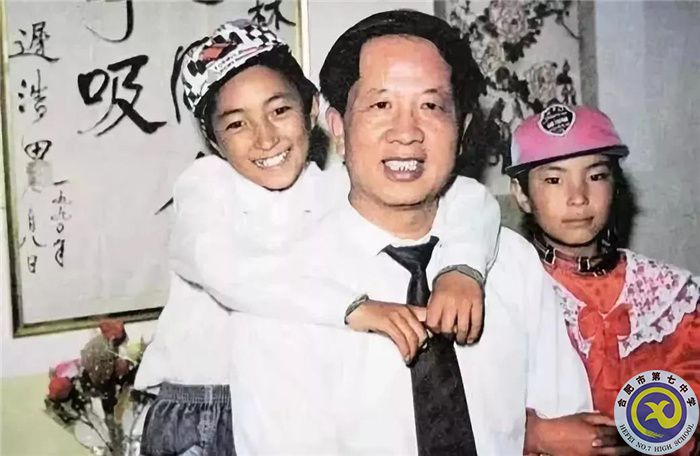 △孔繁森和他領(lǐng)養(yǎng)的藏族兒童在一起。.jpg