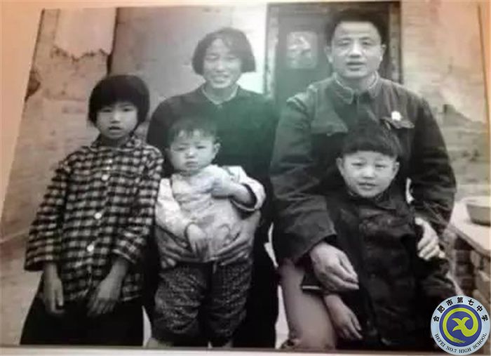 △1979年，孔繁森赴西藏工作時(shí)，家屬都在農(nóng)村，三個(gè)孩子中最大的只有8歲，最小的只有兩歲。.jpg