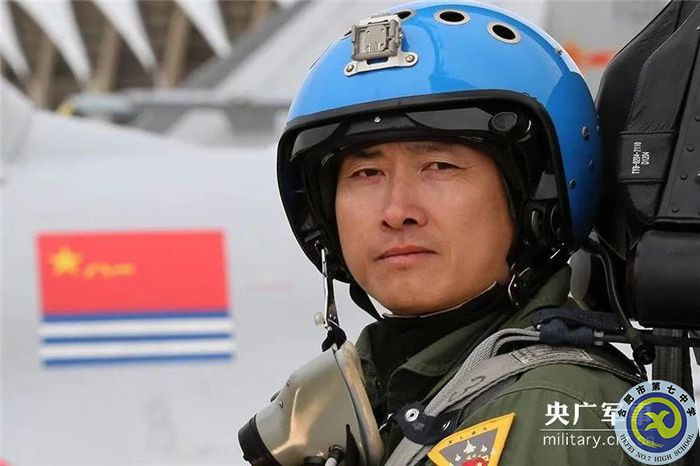 △戴明盟，海軍某艦載機(jī)綜合試驗(yàn)訓(xùn)練基地司令員，曾獲“航母戰(zhàn)斗機(jī)英雄試飛員”榮譽(yù)稱號(hào)，我國(guó)駕駛殲-15在“遼寧艦”成功著艦第一人。.jpg