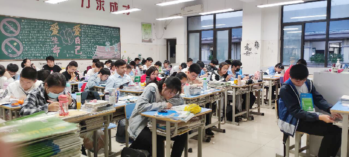 董陶然-晚自習(xí)認(rèn)真的同學(xué).png