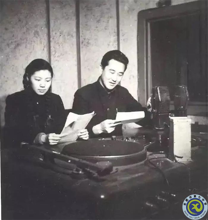 △五十年代初，齊越和潘捷正在播音.jpg
