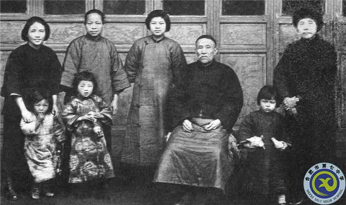 △1927年3月，向警予從莫斯科學(xué)習(xí)回國，從廣州趕赴武漢，途經(jīng)長沙時看望了蔡家親人和兩個孩子，這也是唯一一張全家合照。前排左一為蔡博，左二為蔡妮，后排左一為向警予。（向警予同志紀(jì)念館提供）.jpg