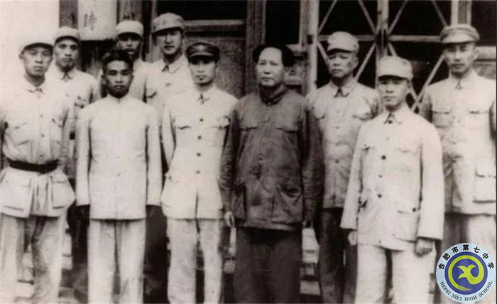 △1949年8月，毛澤東主席接見華東軍區(qū)海軍代表。前排左三為張愛萍，前排左一為黃勝天.jpg