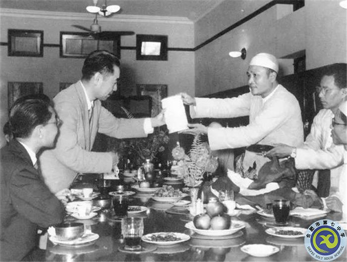 △1954年6月，周恩來訪問緬甸時(shí)同緬甸總理吳努在一起。.jpg