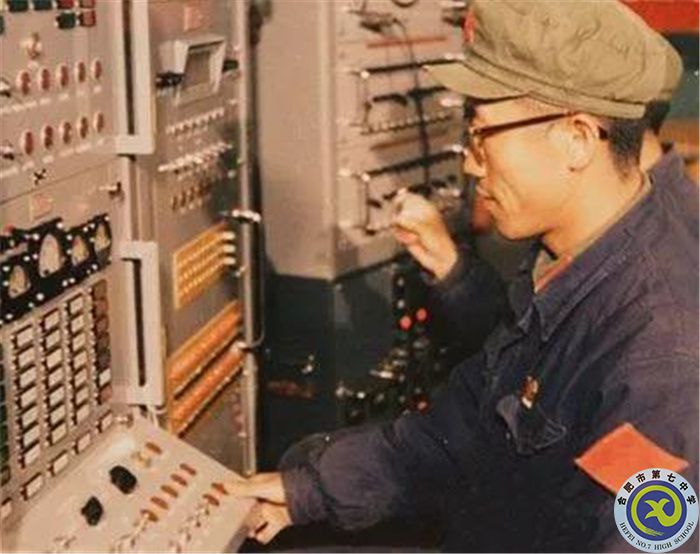 △1970年4月24日21時(shí)35分，發(fā)射控制臺(tái)操縱員胡世祥按下發(fā)射按鈕，“東方紅一號(hào)”隨后升天.jpg