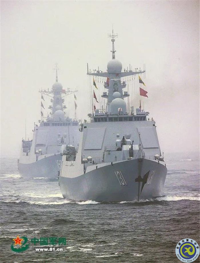 △人民海軍成立70周年海上閱兵，受閱艦艇破浪駛來(lái).jpg