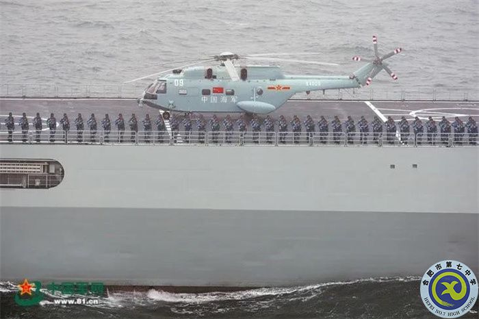△人民海軍成立70周年海上閱兵，海軍陸戰(zhàn)隊(duì)官兵整齊列隊(duì)，接受檢閱.jpg