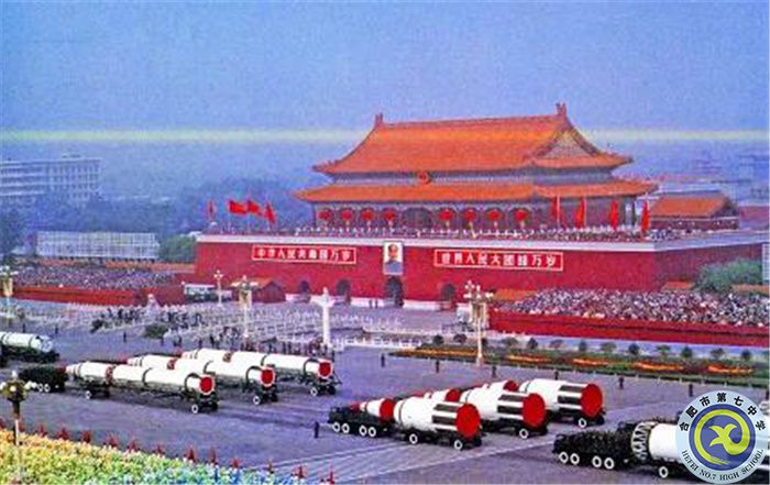△1984年10月1日，國(guó)慶35周年閱兵式上通過(guò)天安門(mén)廣場(chǎng)的導(dǎo)彈方陣.jpg