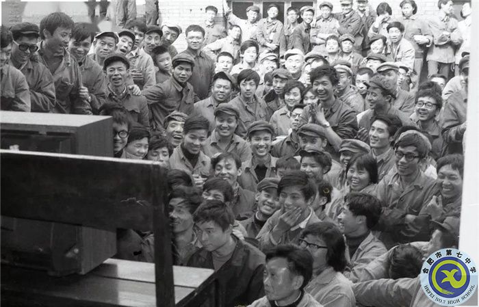 △1981年11月16日，成都職工觀看中國女排奪冠電視節(jié)目.jpg