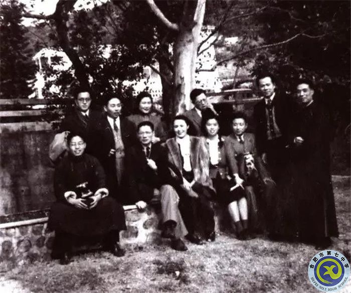 △文藝界人士在香港淺水灣蕭紅墓前合影（前排左起：丁聰、夏衍、白楊、沈?qū)?、葉以群、周而復(fù)、陽(yáng)翰笙。后排左起：張駿祥、吳祖光、張瑞芳、曹禺）.jpg