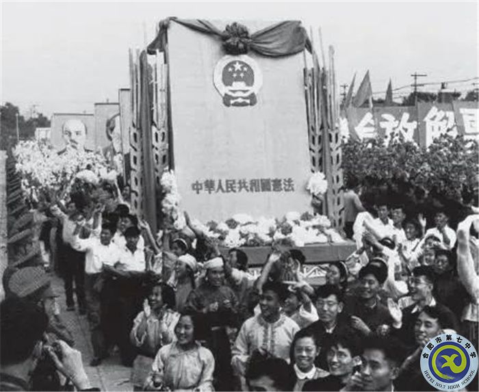 △1954年國(guó)慶節(jié)，游行群眾抬著《中華人民共和國(guó)憲法》模型通過(guò)天安門.jpg