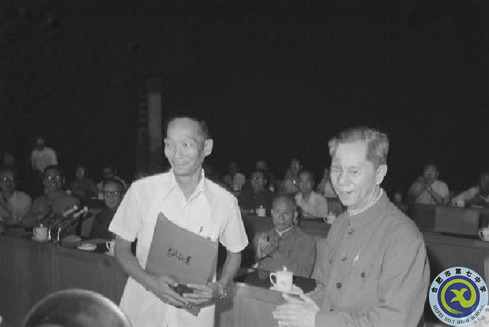 △1981年的授獎大會上，袁隆平（左）代表全體從事雜交水稻研究的科技人員領(lǐng)獎.png
