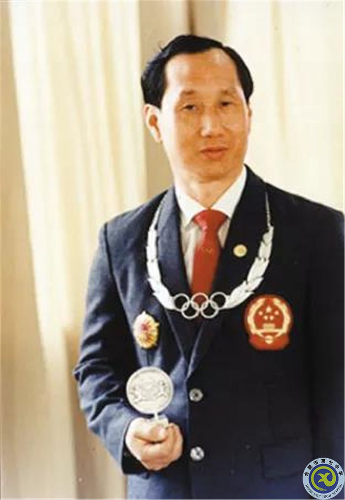 △1987年5月，國際奧委會授予陳鏡開奧林匹克銀質勛章，這是中國運動員第一次獲此殊榮。.jpg