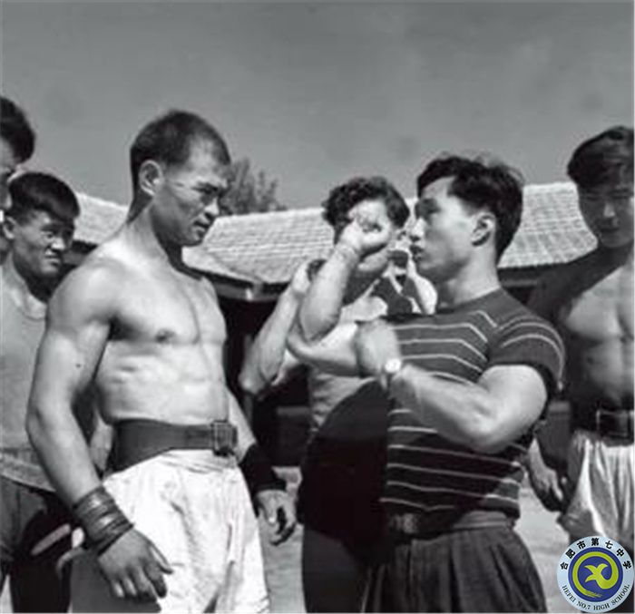 △1959年，在第一屆全國運動會上，陳鏡開（右二）為新疆運動員講解技術動作.jpg