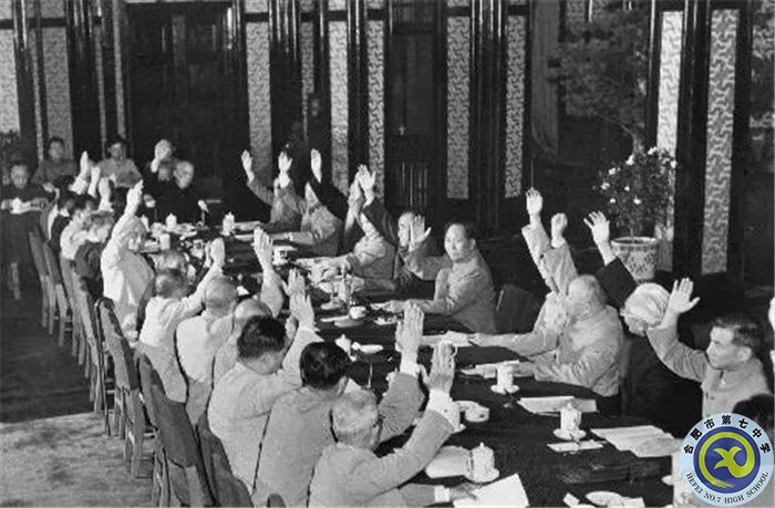 △1954年6月14日，中央人民政府委員會(huì)第三十次會(huì)議通過(guò)《中華人民共和國(guó)憲法草案》和關(guān)于公布憲法草案的決議。圖為出席會(huì)議的全體委員舉手通過(guò)《中華人民共和國(guó)憲法草案》。.jpg