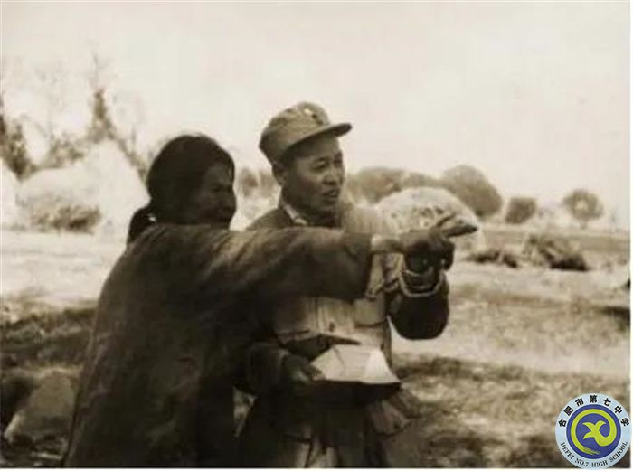 △山東當(dāng)?shù)匾晃淮竽锩爸ｋU(xiǎn)為我軍炮兵指揮員指示炮擊目標(biāo)。（孟良崮戰(zhàn)役紀(jì)念館供圖）.jpg