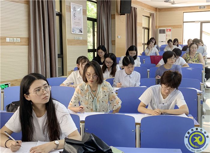 老師們?cè)陔A梯教室聽課.jpg