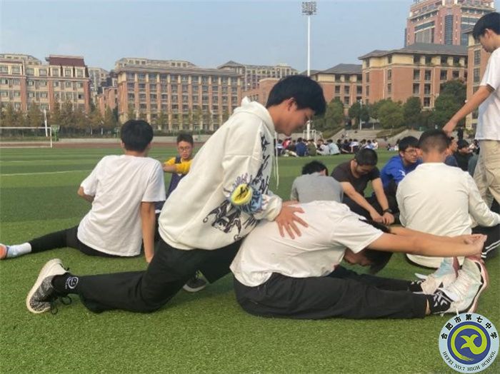 學生相互協(xié)作、積極配合進行熱身.jpg
