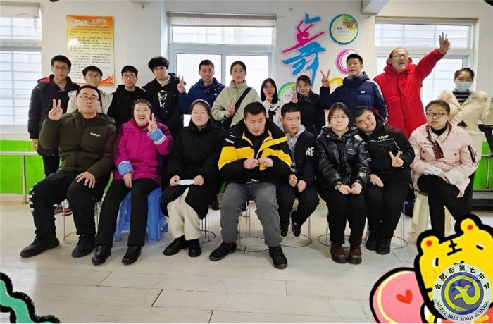 標(biāo)題三：高一（31）班同學(xué)在春芽殘疾人互助協(xié)會陽光家園日間服務(wù)站.jpg