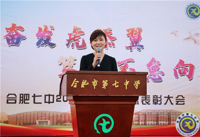 家長代表：高一（5）班，吳澤凡家長，劉志紅女士發(fā)言.jpg