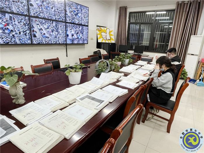 圖為級部進行家長承諾書的收集.jpg