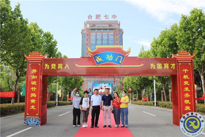 高三離校前鄧校、宋主任與家長合影.jpg
