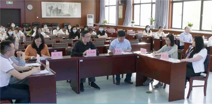 圖為專家就視頻語篇開展教學(xué)進(jìn)行現(xiàn)場(chǎng)討論交流.jpg