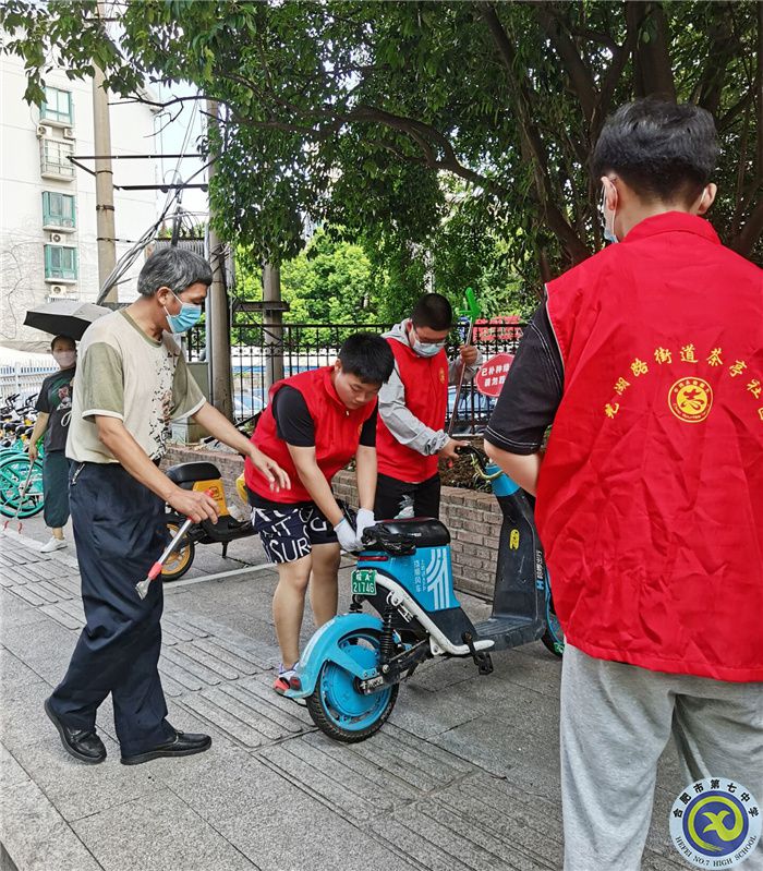 六班學(xué)子志愿忙，爭(zhēng)為社區(qū)添風(fēng)采(圖3)