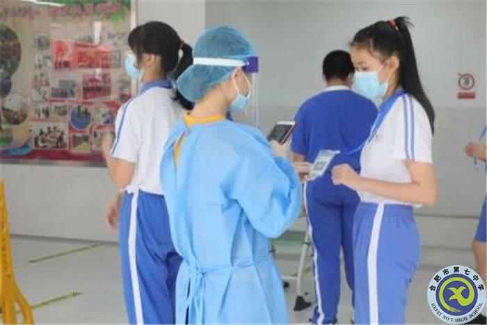 圖為檢測組老師早早到達指定崗位，為師生掃碼登記信息.jpg