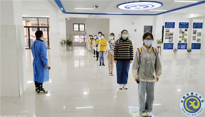 教務(wù)處童有彩主任在組織和引導(dǎo)考生去機(jī)房.jpg