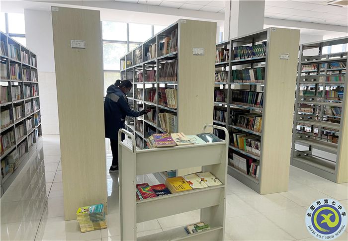 合肥七中圖書館開(kāi)展所有圖書倒順架、清查工作(圖2)