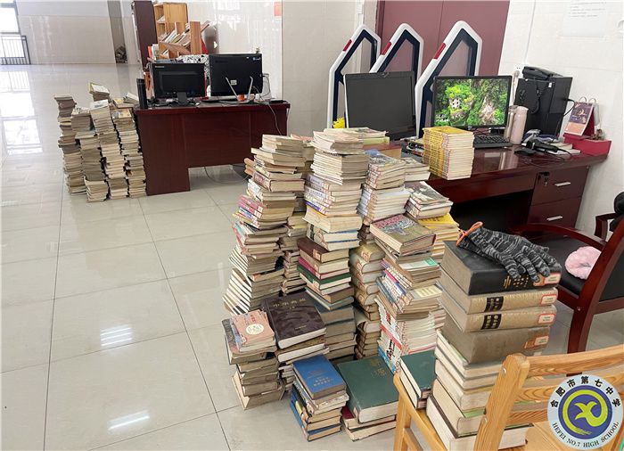 合肥七中圖書館開(kāi)展所有圖書倒順架、清查工作(圖1)