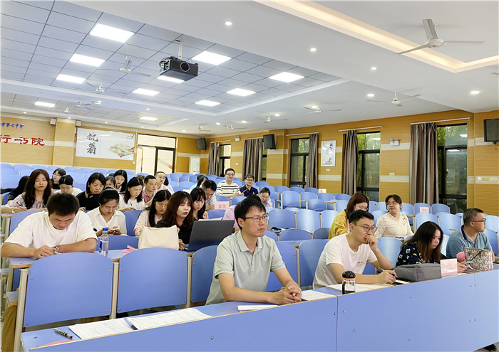 班主任認真聽會.jpg