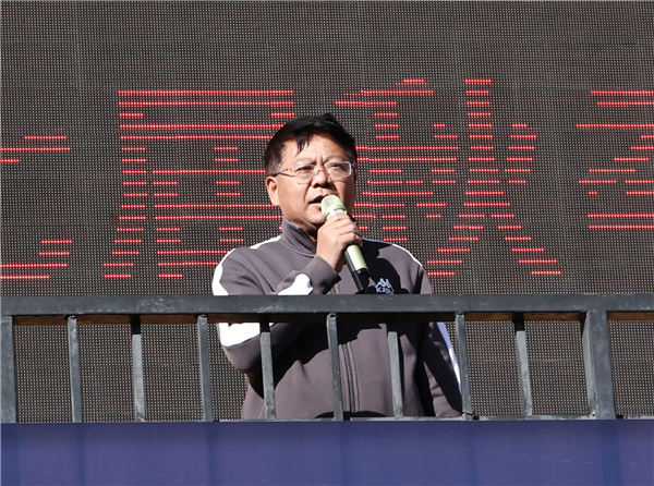 鄧宗國校長宣布運(yùn)動(dòng)會(huì)開幕2.jpg