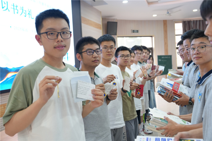 以書為禮，文脈傳承！合肥七中2024屆高三年級(jí)舉辦愛(ài)心贈(zèng)書活動(dòng)(圖3)