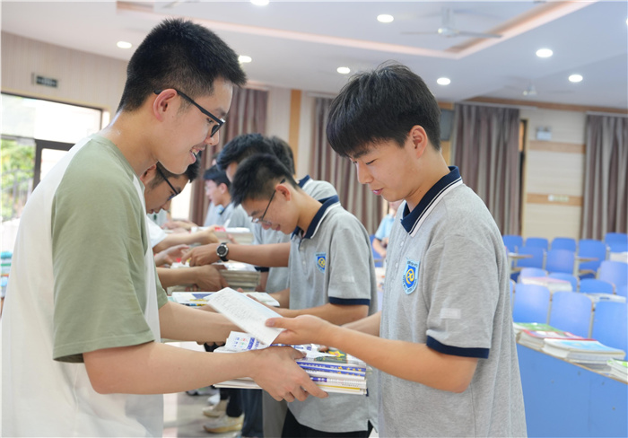 以書為禮，文脈傳承！合肥七中2024屆高三年級(jí)舉辦愛(ài)心贈(zèng)書活動(dòng)(圖2)
