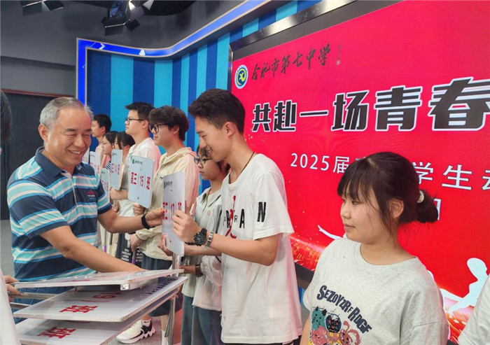 梁昌波授牌1.jpg