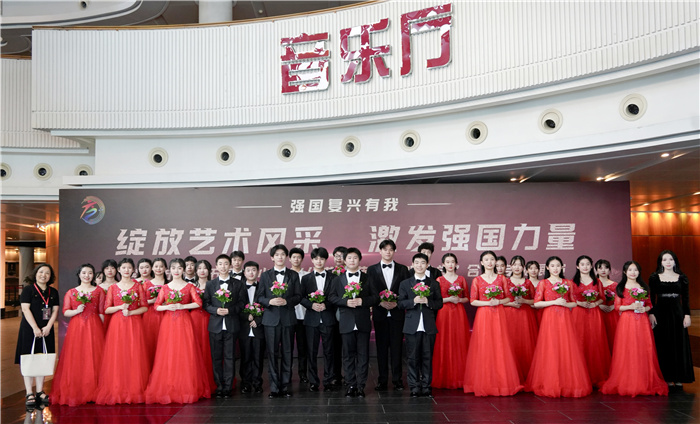 合肥七中一帆合唱團(tuán)引吭高歌拉開合肥市第十五屆中小學(xué)文化藝術(shù)節(jié)合唱專場(chǎng)展演的序幕(圖1)