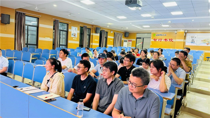 合肥七中召開2022級(jí)高三班主任培訓(xùn)會(huì)(圖1)