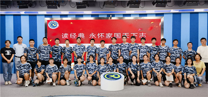 合肥七中舉行新生入學教育系列活動之《讀經典 永懷家國天下志》校級誦讀比賽(圖1)