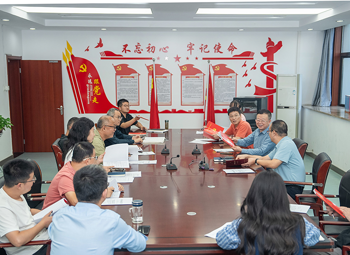 合肥七中行政黨支部專題學(xué)習(xí)黨的二十屆三中全會精神(圖1)