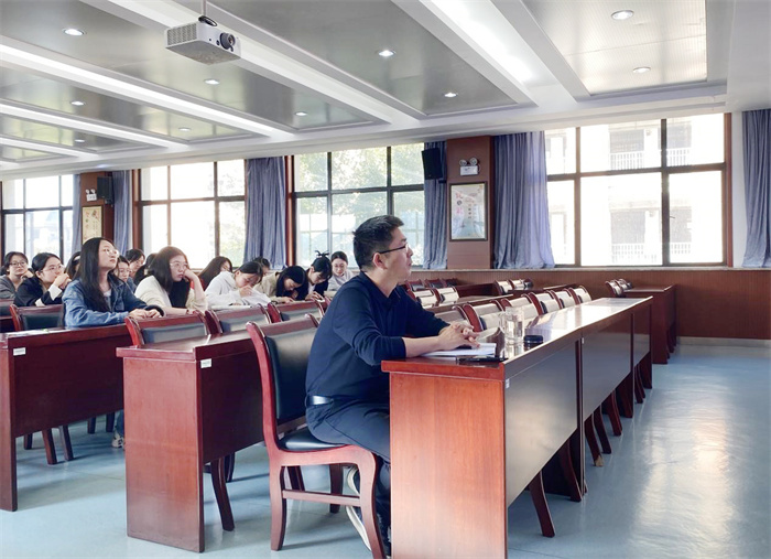 合肥七中召開實習生中期交流匯報會(圖1)