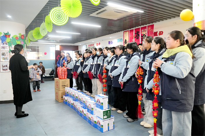 合肥七中高一（24）班走進(jìn)智愛(ài)陽(yáng)光家園傳遞愛(ài)心(圖3)