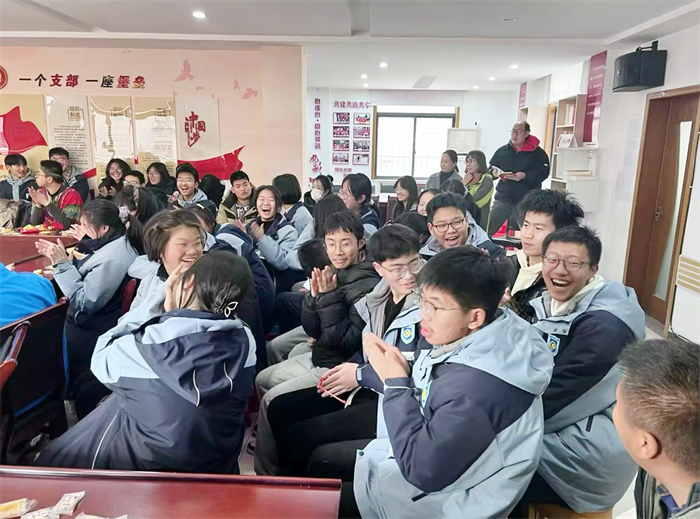 合肥七中高一（21）班走進(jìn)春芽陽(yáng)光家園開展愛心公益活動(dòng)(圖3)
