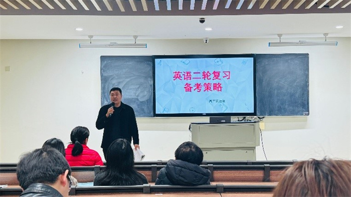 合肥七中英語學(xué)科主任白云濤評課.jpg