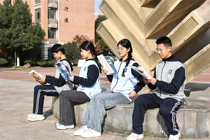 學(xué)生看書(shū)2.jpg