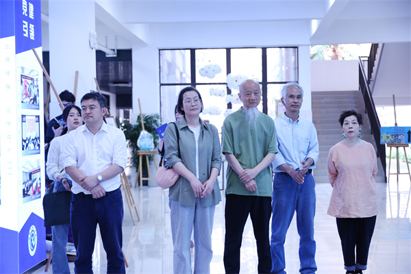 “等待花開——楊和平、于澎版畫作品巡展”在合肥七中盛大開幕(圖3)